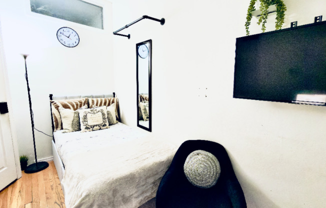 2nd Ave and East 75th St