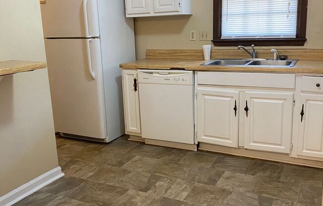 1909 S. Milledge Ave #2 | 2 BED 2.5 BATH TOWNHOUSE + COMMUNITY POOL