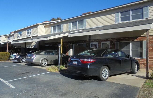 Remodeled townhouse in between Kernersville and Winston-Salem and near Salem Lake