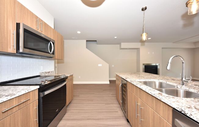 3 beds, 2.5 baths, 1,964 sqft, $3,200, Unit 6200-1