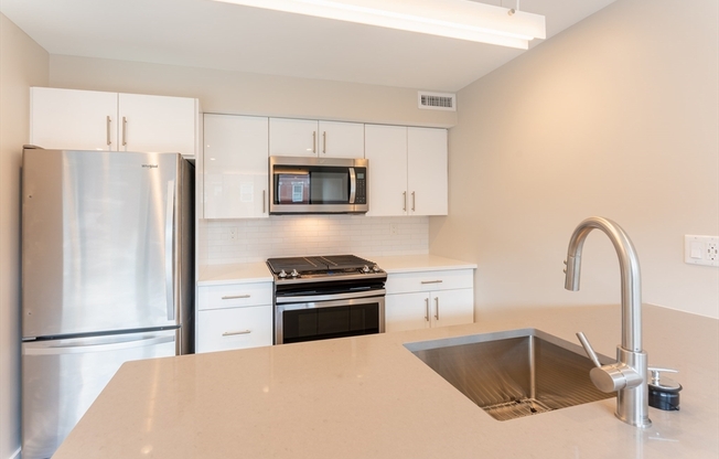 2 beds, 2 baths, 850 sqft, $5,600, Unit 610