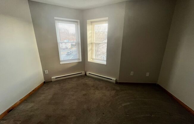 3 beds, 1 bath, 1,250 sqft, $1,750, Unit 828 Chicopee St - Unit 6