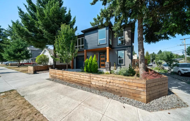 Modern 3 Bedroom + 2.5 bath home in SE Portland!! Brentwood Neighborhood with Air Conditioning!!