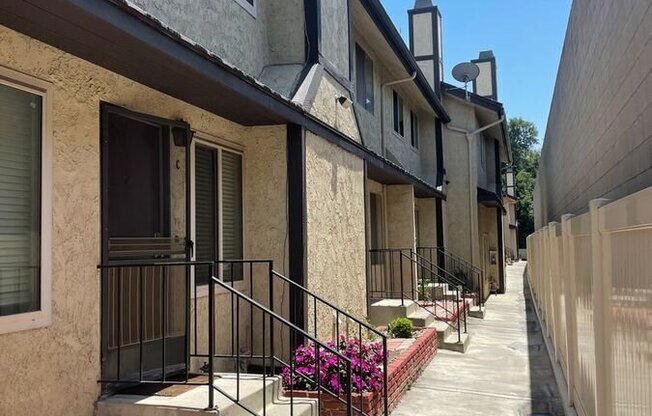 1120 E LAS TUNAS DR
