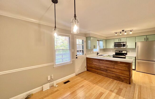 Newly Remodeled 2BD, 2.5BA Raleigh Townhome Centrally Located Near RDU and Brier Creek