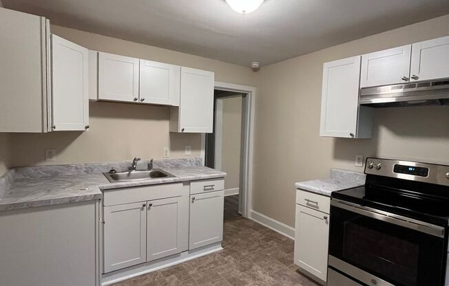 Cozy Cottage in West Nashville, Walk to Charlotte Park, Easy Interstate Access, Fenced Yard, Pet Friendly