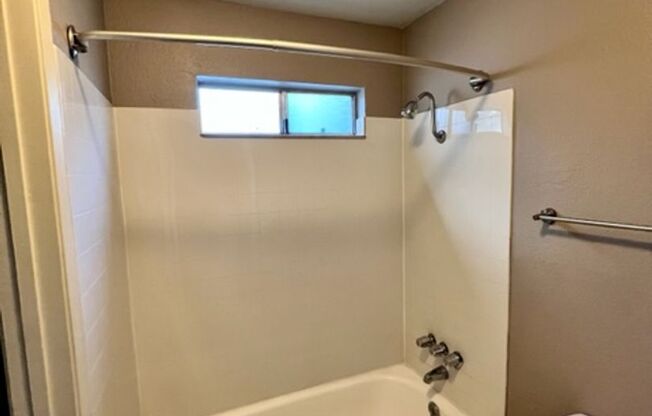 1 bed, 1 bath, 700 sqft, $1,595, Unit 37
