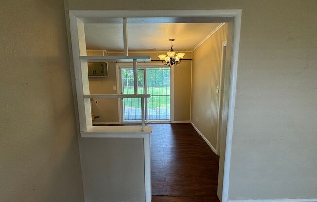 3 beds, 1 bath, $1,095