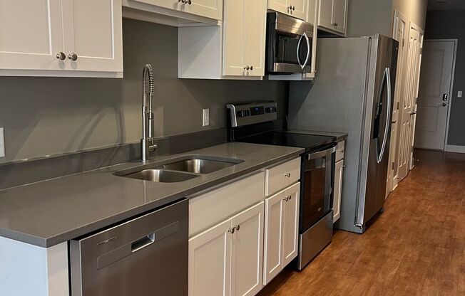 2 beds, 1 bath, 872 sqft, $1,595, Unit 611