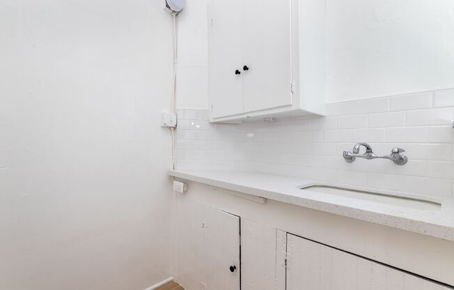 Studio, 1 bath, 300 sqft, $1,900, Unit Unit 6