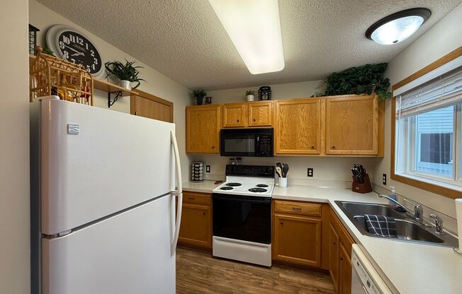 2 Bed Apple Valley Townhome Available NOW!