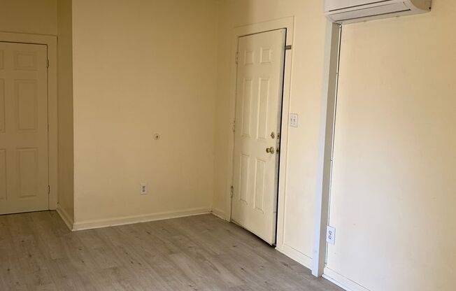 2 beds, 1 bath, $1,400, Unit #5