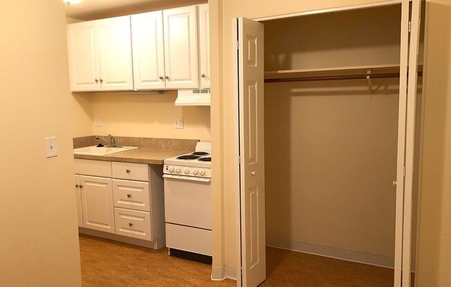 Studio, 1 bath, 395 sqft, $975, Unit 312