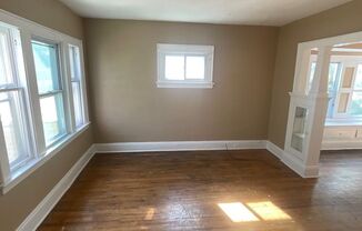 2 beds, 1 bath, $950, Unit UP