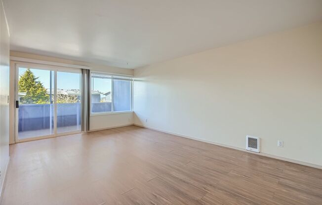 Great 1 Bedroom Unit in Renton with Large Balcony!