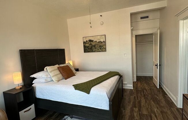 1 bed, 1 bath, 452 sqft, $1,300, Unit 5C