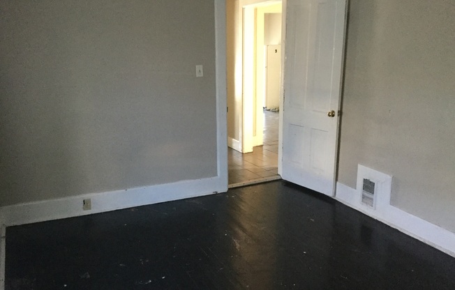 3 beds, 1 bath, $1,095, Unit 2320