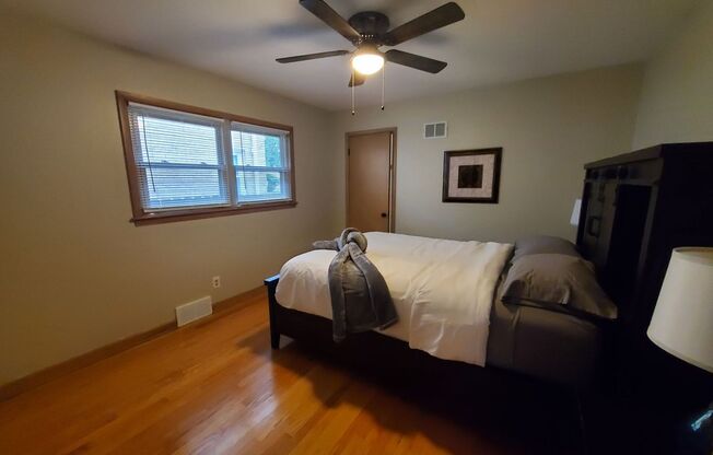 2 beds, 1 bath, 1,250 sqft, $2,200, Unit LOWER