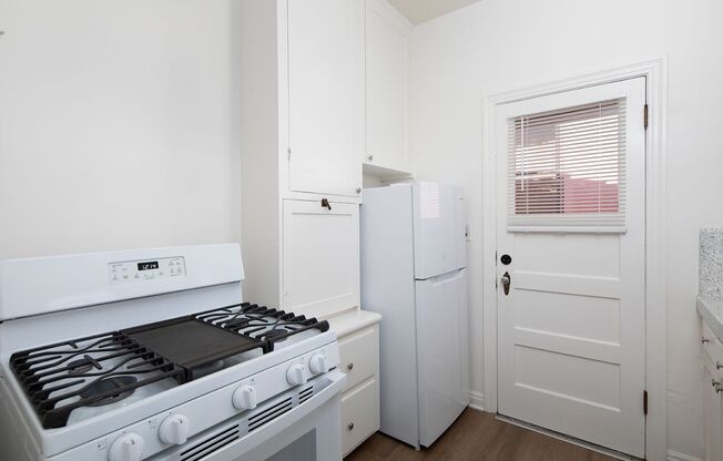 Rare 1 Bedroom in a Fantastic Location with Timeless Vintage Charm!