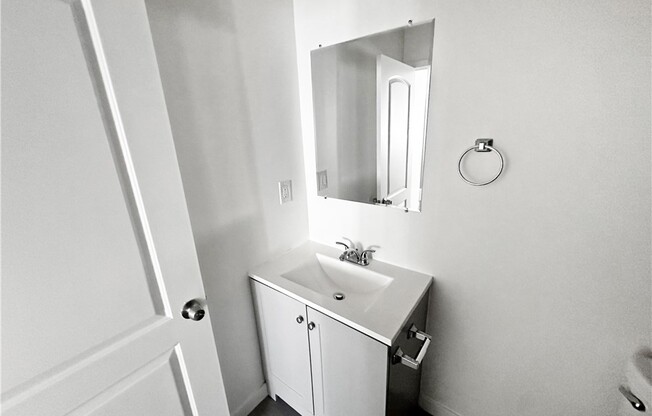 1607 W 207 ST