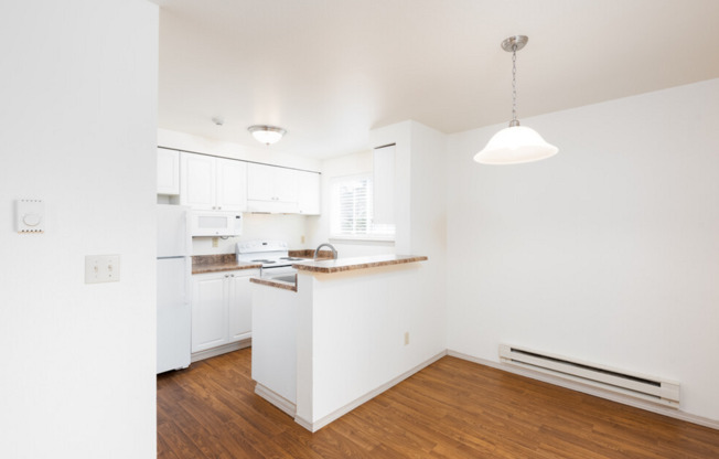 2 beds, 1 bath, 915 sqft, $1,625, Unit 412