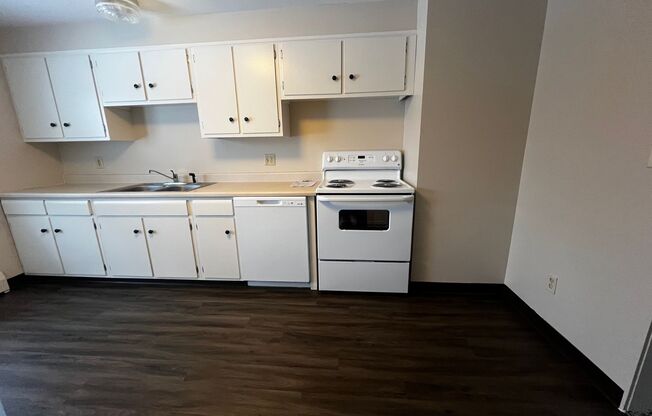 2 beds, 1 bath, $800, Unit 3