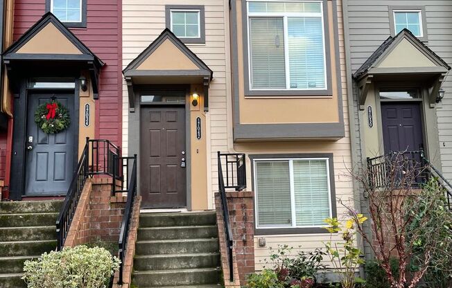 3br/3ba Townhouse near 170th ave MAX station