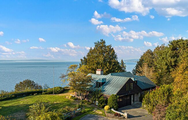 Secluded estate in Blue Ridge with 180' view of the Sound & Olympics