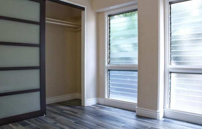 Napili Towers bedroom with closet