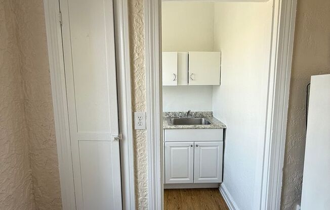 Studio, 1 bath, 308 sqft, $1,175, Unit Bayard Manor 210