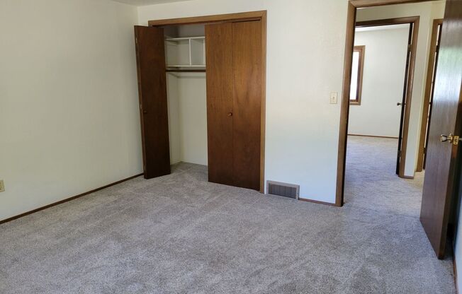 2 beds, 1 bath, $975, Unit Apt #4