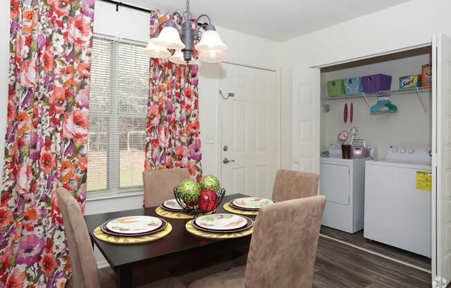 3 beds, 2 baths, 1,096 sqft, $1,550