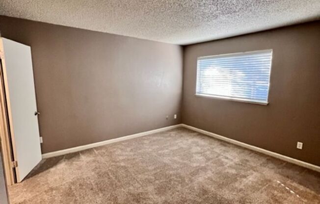 1 bed, 1 bath, 700 sqft, $1,595, Unit 37