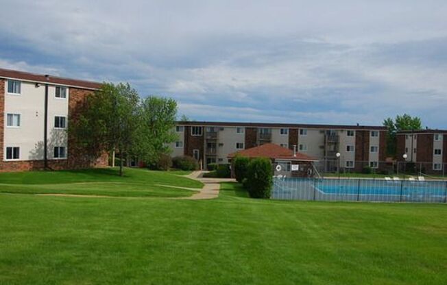 3 beds, 1 bath, 1,220 sqft, $995, Unit 323