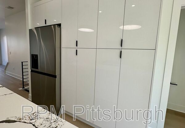 1407 SARAH ST