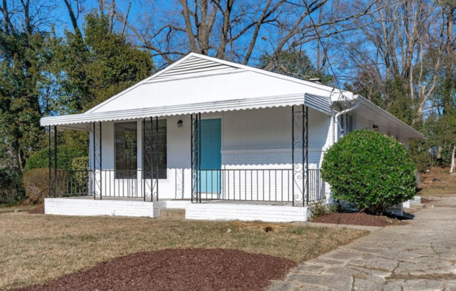 Charming 3-Bedroom Gem with a Screened-In Patio Oasis!