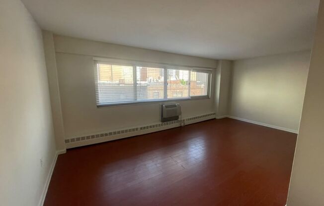 Studio, 1 bath, 420 sqft, $1,300, Unit 606