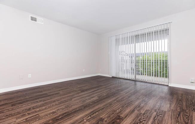 1 bed, 1 bath, 800 sqft, $1,049