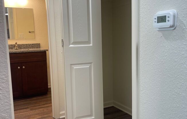 2 beds, 1 bath, 760 sqft, $850, Unit # 26