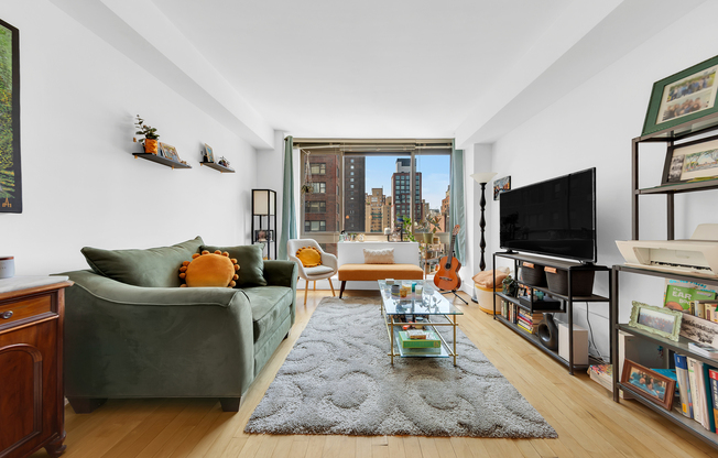 242 E 25 ST