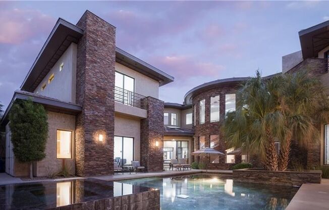 LUXURY LIVING IN THE RIDGES