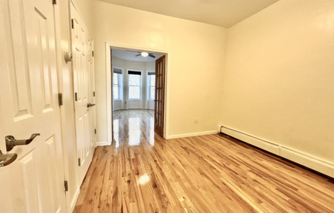 2 beds, 1 bath, $3,100, Unit 2