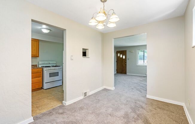 2 beds, 1 bath, $1,000, Unit 1752 Pioneer Avenue