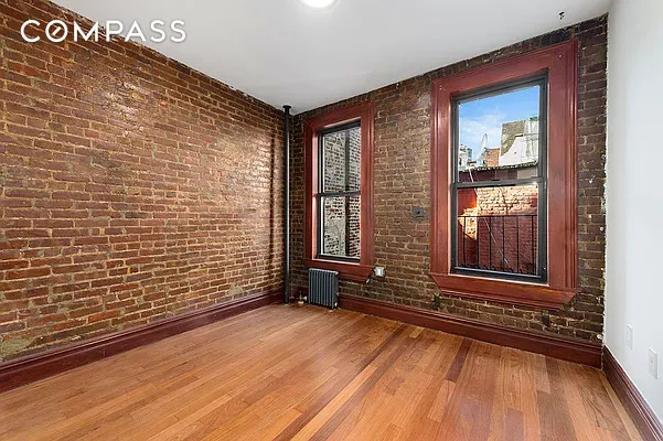 112 E 4 ST