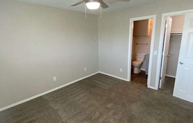 2 beds, 2 baths, 856 sqft, $920, Unit 2827-1811