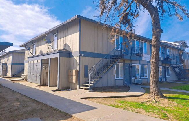 4538 E Hamilton