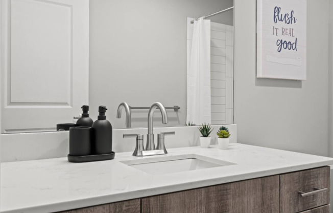 2 beds, 2 baths, 986 sqft, $1,560