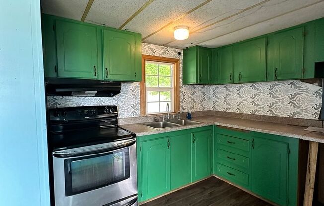 4 Bedroom & 2 Bathroom Mobile Home in Waterville!