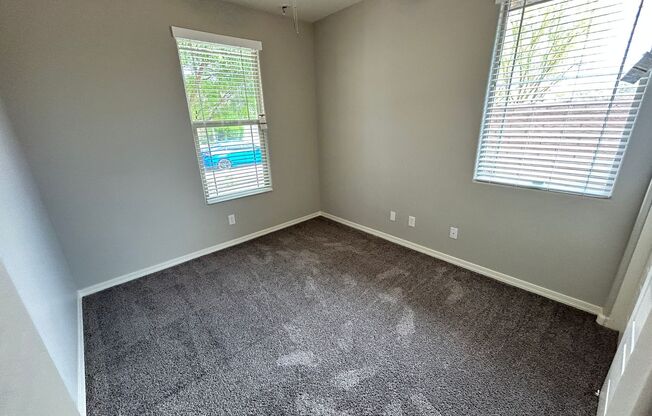 3 Bed / 2 Bath Home in Vistancia Village W/ split floor plan and large corner lot!