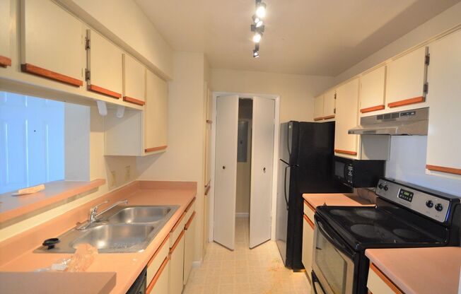 ORLANDO: Regency Gardens, AVAILABLE  NOW! 1st FULL month's rent free!